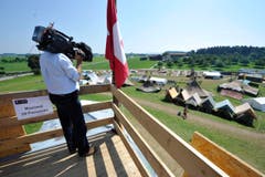 Die Journalisten fangen die Stimmung einen Tag nach dem Unfall im Lager ein. (Bild: Hanspeter Schiess)