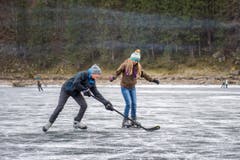 Die Ostschweiz läuft Schlittschuh auf dem Seealpsee (Bild: Urs Bucher)
