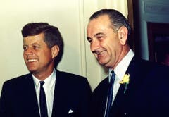 Senator John F. Kennedy und Lyndon B. Johnson, der spätere Vicepräsident und dann Nachfolger von Kennedy. (Bild: Keystone)
