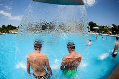 Wasser bringt Erfrischung an diesem heissen Sommertag. (Bild: Keystone)