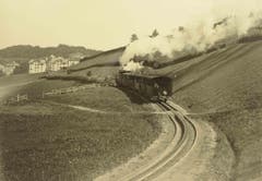 Ein Personenzug ist nach 1900 mit Volldampf nach der Ruckhaldekurve bergwärts in Richtung Riethüsli unterwegs. (Bild: Stadtarchiv der Ortsbürgergemeinde St.Gallen)