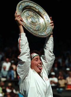 Einer ihrer grössten Erfolge: 1997 bezwingt Martina Hingis im Wimbledon-Final Jana Novotna. Sie ist damals 16 Jahre alt. (Bild: Keystone)