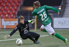 Nico Abegglen umspielt den Bieler Torhüter Laurent Walthert. (Bild: Keystone)