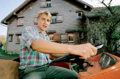 Fahrt mit dem Traktor auf dem Bauernhof seiner Familie in Ebnat-Kappel, aufgenommen im Herbst 1995. (Bild: Keystone)