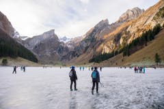 Die Ostschweiz läuft Schlittschuh auf dem Seealpsee (Bild: Urs Bucher)