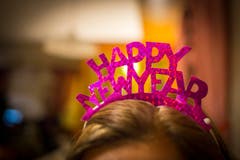 Happy Haarreif: Eine Silvesterfeier in St.Gallen nimmt ihren Lauf 31.12.2016). (Bild: Urs Bucher)