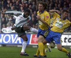 Früher spielte Urs Fischer für Grünweiss - hier wirft er sich 2002 im Dress des FCZ in einen Schuss von Espe Alex Tachie-Mensah. (Bild: Keystone)