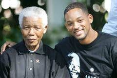 Schauspieler Will Smith posiert zusammen mit Nelson Mandela im Vorfeld eines Aids-Benefiz-Konzerts in Südafrika. (Bild: Keystone)