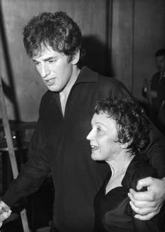 Damals ein Skandal: Am 26. Juli 1962 gab Edith Piaf ihre Verlobung mit dem 20 Jahre jüngeren Sänger Théo Sarapo (eigentlich Théophanis Lamboukas) bekannt. (Bild: Keystone)