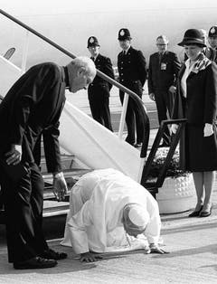 Papst Johannes Paul der II. küsst den Boden von Ländern, die er zum ersten Mal bereist - hier im Jahr 1982 am Gatwick Flughafen in London. (Bild: Keystone)