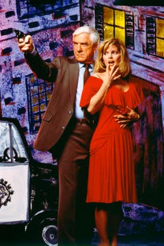 Erfolge feierte Priscilla Presley einzig an der Seite von Leslie Nielsen, mit dem sie ab 1988 drei Teile von "Die nackte Kanone" drehte. (Bild: Keystone)