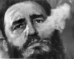 Sein Markenzeichen: Fidel Castro raucht Zigarre. Das bild stammt vom März 1985. (Bild: Charles Tasnadi)