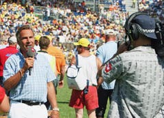Kurt Zurfluh am Eidgenössischen Schwing- und Älplerfest in Aarau im Jahr 2007. Er moderierte vor Ort für das SRF. (Bild: SF/Ueli Christoffel)