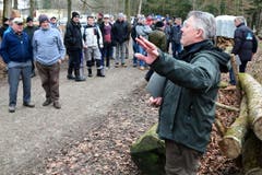 Die Holzgant fand am Morgen statt. Förster Hansruedi Gubler leitete die Holzgant mit guten Holzpreisen. (Bild: Werner Lenzin)