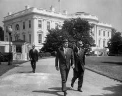 John F. Kennedy (links) mit Vice Präsident Lyndon B. Johnson vor dem Weissen Haus. (Bild: Keystone)