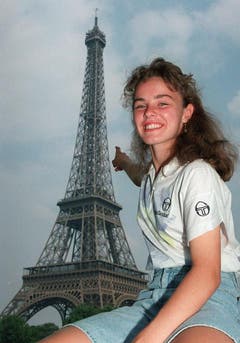 Martina Hingis zeigt lachend auf den Eiffelturm; schliesslich gewann sie auch das Juniorinnen-Turnier beim French Open 1993 und wiederholte diesen Erfolg ein Jahr später. (Bild: Keystone)