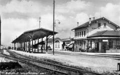 Der Bahnhof von der Südseite. Gut sichtbar: Das Dach für das Mittelperron. Die südlichen Gleise benutzte die Mittelthurgaubahn. (Bild: Archiv Martin Sax)