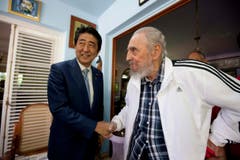 Castro trifft Japans Premierminister Shinzo Abe im September 2016. (Bild: Alex Castro)