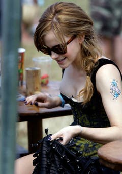 25. Juni 2010: Emma Watson am Glastonbury Festival mit einem temporären Tattoo. (Bild: Keystone)