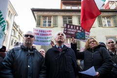 Gebannt lauschen die Demonstranten den Worten der Redner. (Bild: Luca Linder)