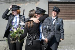 Glückwünsche nach dem gelungenen Fest. (Bild: Michel Canonica)