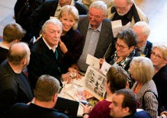 Bandleader James Last (4. von links) schreibt am 15. April 2009 im Rathaus in Bremen Autogramme für Fans. Rechts neben ihm seine Frau Christine. Er wurde mit der Senatsmedaille für Kunst und Wissenschaft ausgezeichnet. (Bild: Keystone)