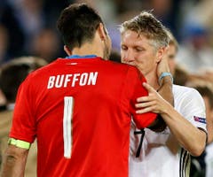 Getröstet wurde er von Bastian Schweinsteiger. (Bild: Keystone)