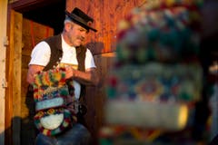 Der Toggenburger Roland Bischof macht die Glocken bereit. (Bild: Urs Bucher)