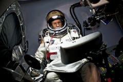 Ausgerüstet mit einem speziellen Druckanzug will Felix Baumgartner die Schallmauer durchbrechen. (Bild: Keystone)
