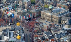 Kronen auf den Gebäuden, eine orangefarbene Menschenmasse auf dem Dam, Flaggen in den Nationalfarben: Die Niederlande feiert den neuen König Willem-Alexander. (Bild: Keystone)