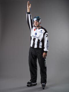 Angezeigtes Abseits (IIHF-Regel 82): Befindet sich ein angreifender Feldspieler vor dem Puck in der Angriffszone, ohne aber den Puck zu berühren, hebt der Linienrichter den Arm und signalisiert ein Angezeigtes Abseits. Der Arm (ohne Pfeife) wird über Kopfhöhe ganz ausgestreckt. Um ein angezeigtes Abseits aufzuheben senkt der Linienrichter seinen Arm. (Bild: Keystone)