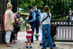 Menschen bringen Blumen zum Palast. (Bild: Keystone)