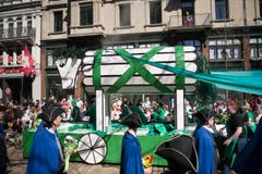 Das trojanische Pferd wird durch die Stadt gezogen. (Bild: Urs Jaudas)