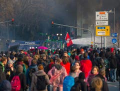 Demonstranten vor dem EZB-Gebäude in Frankfurt. (Bild: Keystone)