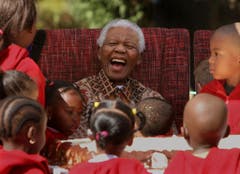 Umringt von Kindern feiert Nelson Mandela seinen 89. Geburtstag (2007). (Bild: Keystone)