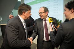 Herbert Huser (links) gratuliert Bruno Damann zu dessen Wahlsieg. (Bild: Urs Bucher)