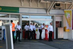 Bei der Tankstelle: Anhänger der Europäischen Aktion - in diesem Fall so genante «Orderer», ziehen sich bei der Ankunft der knapp 40 Gegendemonstranten Handschuhe an. Die Stimmung ist aufgeheizt, zu gewaltsamen Zwischenfällen kommt es allerdings nicht. (Bild: mak)