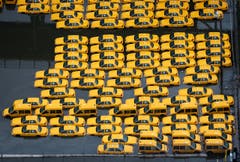 Taxis stehen in den Wassermassen in Weehawken (NJ). (Bild: Keystone)