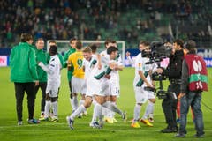 Die FCSG-Spieler feiern ihren Sieg. (Bild: Michel Canonica)