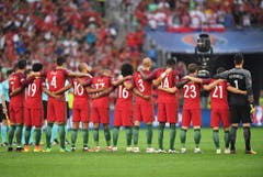 Die portugiesische Fussballmannschaft gedenkt zu Beginn den Opfern des Terroranschlags in Istanbul. (Bild: Keystone)