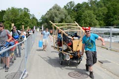 Mit Sack und Pack (und Hochsitz?) über die Brücke im Sittertobel. (Bild: Luca Linder)