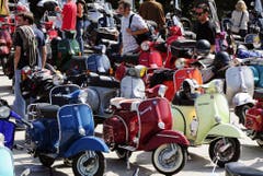 Ob Rot, Blau oder Gelb: Die Vespa gibt es in zahlreiche Farben zu bestaunen. (Bild: Keystone)