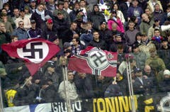 Hakenkreuze im Stadion: Blick in die Fankurve von Lazio Rom beim Match vom April 2005 gegen Livorno. (Bild: Keystone)