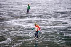 Die Ostschweiz läuft Schlittschuh auf dem Seealpsee (Bild: Urs Bucher)