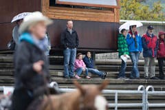 Die Zuschauer beobachten den Cowboy in der Arena. (Bild: Michel Canonica)
