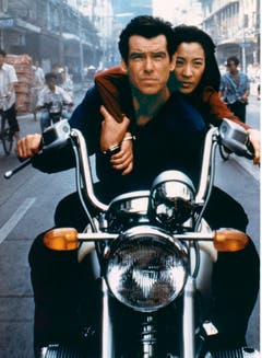 Michelle Yeoh braust als chinesische Spionin Wai Lin mit James Bond in «Goldeneye» (1997) davon. (Bild: Keystone)