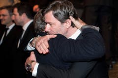 Udo Jürgens' Sohn John wird getröstet. (Bild: Keystone)