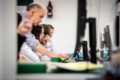 Arbon TG - Begabte Kinder nehmen am Berufsbildungszentrum Arbon an einem Förderkurs zum Thema Robotik teil. (Bild: Reto Martin)