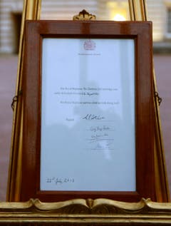 Auf dieser Urkunde wird die Geburt des Sohnes von Kate und William bestätigt. (Bild: Keystone)