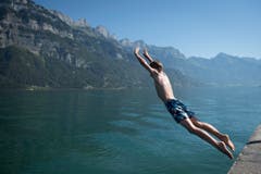 Mutiger Sprung in den Walensee bei Murg. (Bild: GIAN EHRENZELLER (KEYSTONE))